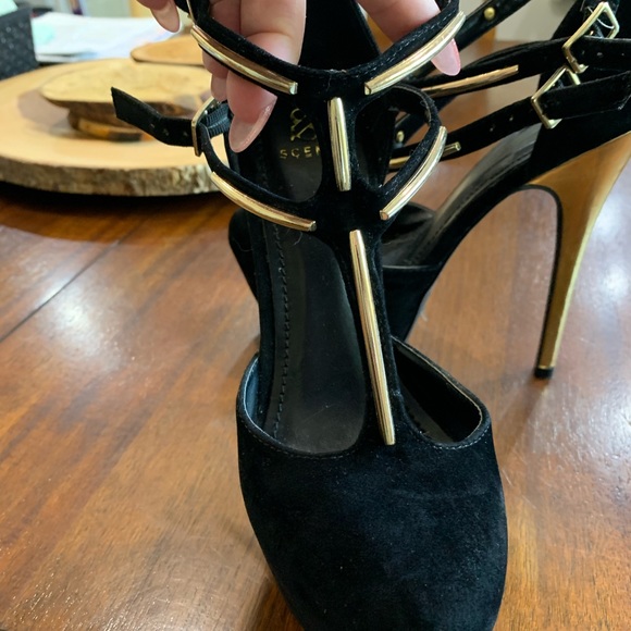 5 1/2 inch gold stilettos. Black and gold, size 7.5 - Picture 2 of 3